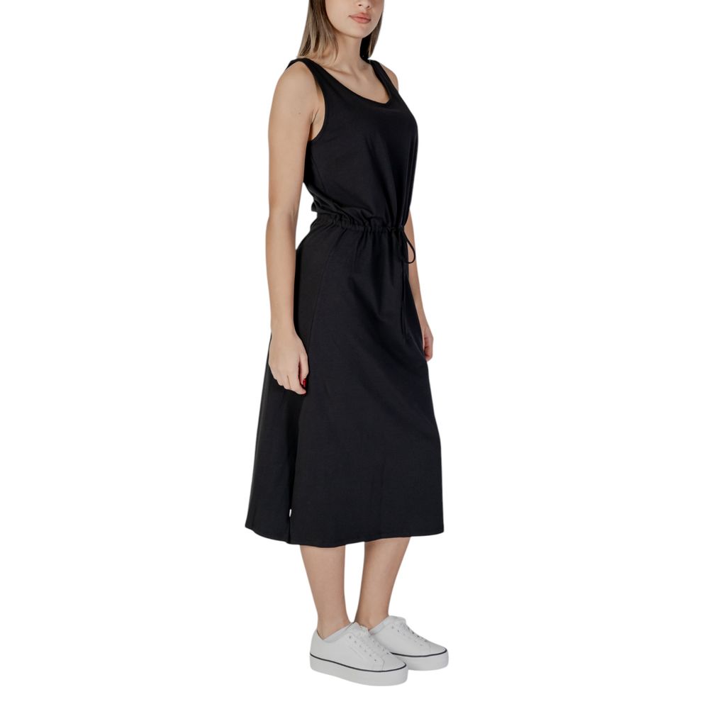 B.Young Black Cotton Dress